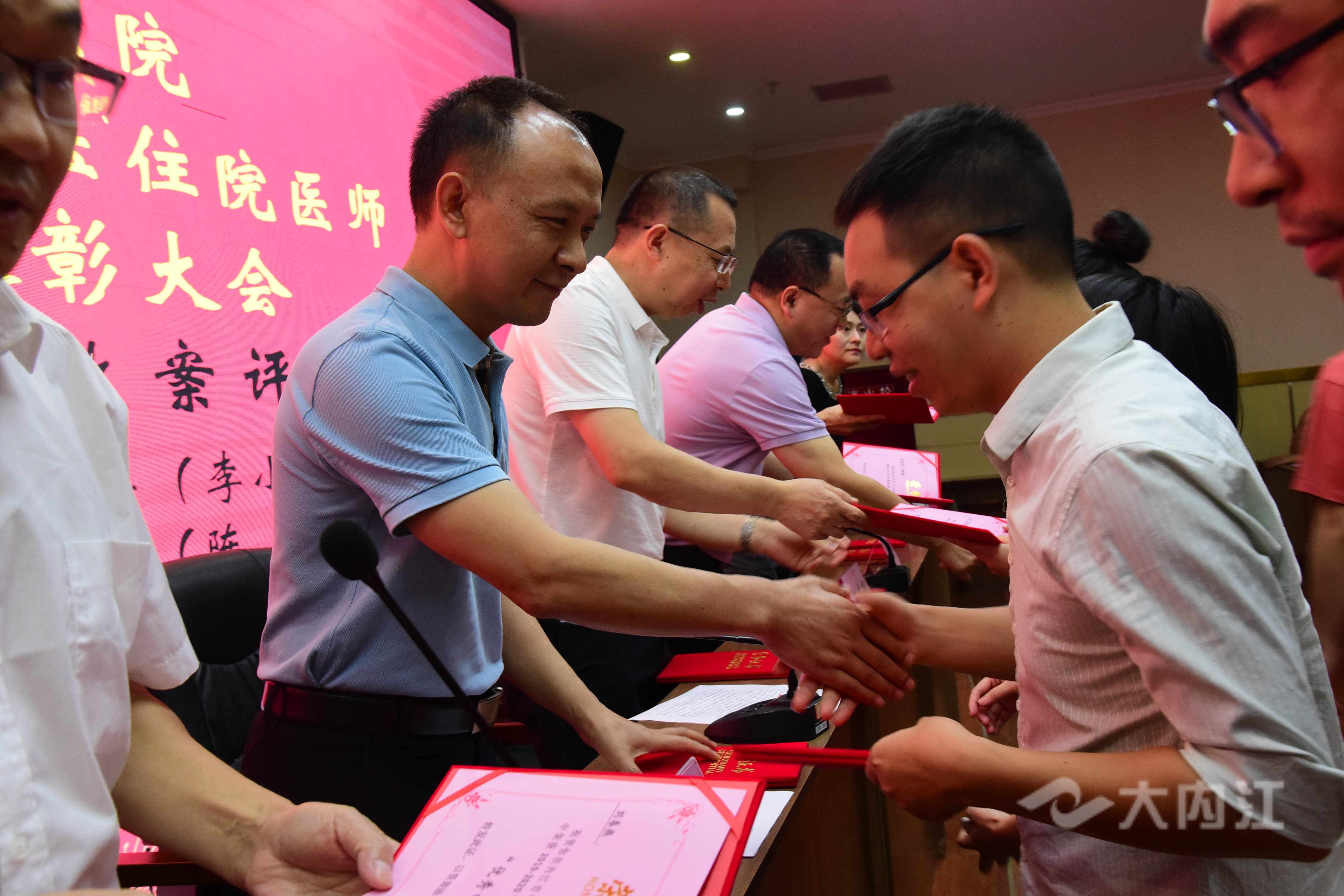 281877_1603786329809874.jpg 阮履强为优秀规培医生颁奖.jpg