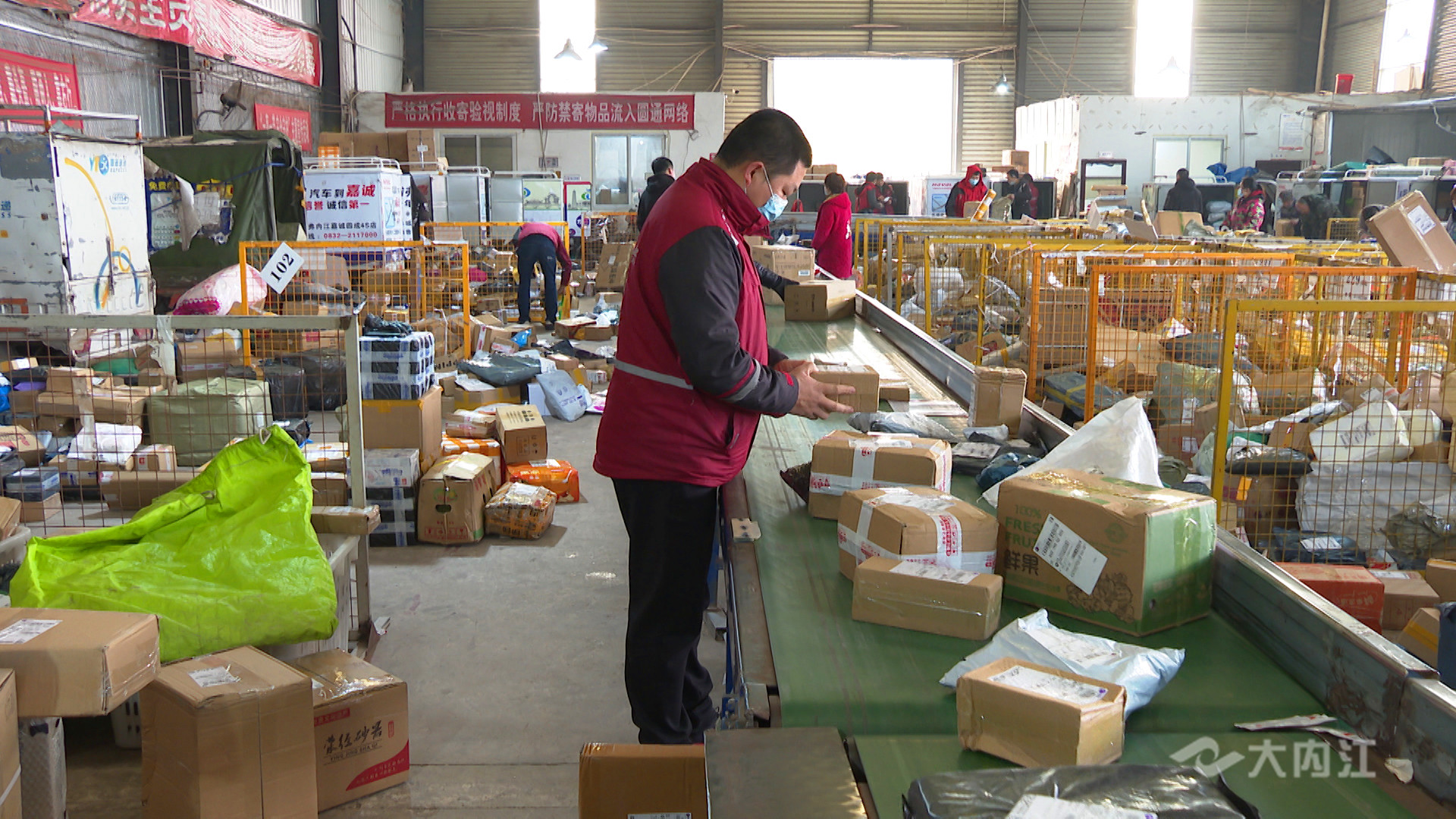 281606_1612837062716877.jpg 八大群体快递员2.jpg