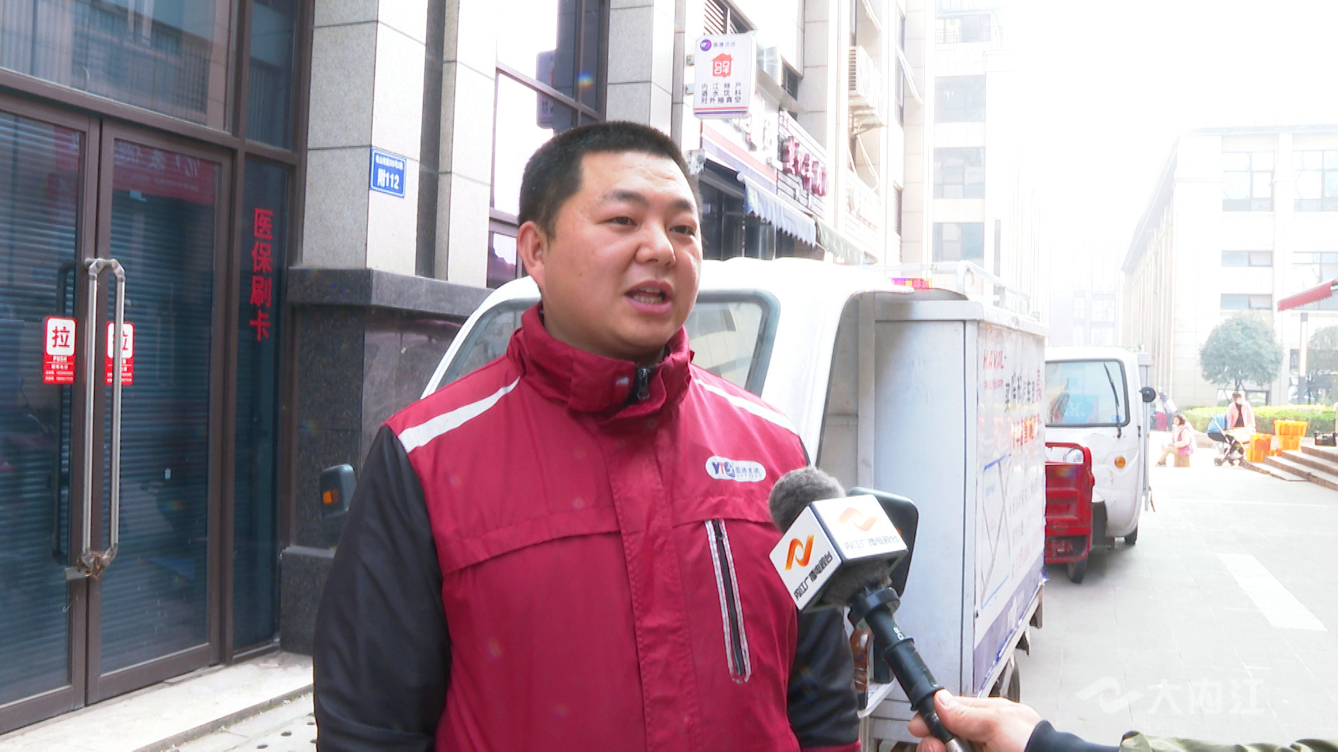 281606_1612837083184729.jpg 八大群体快递员卢毅.jpg