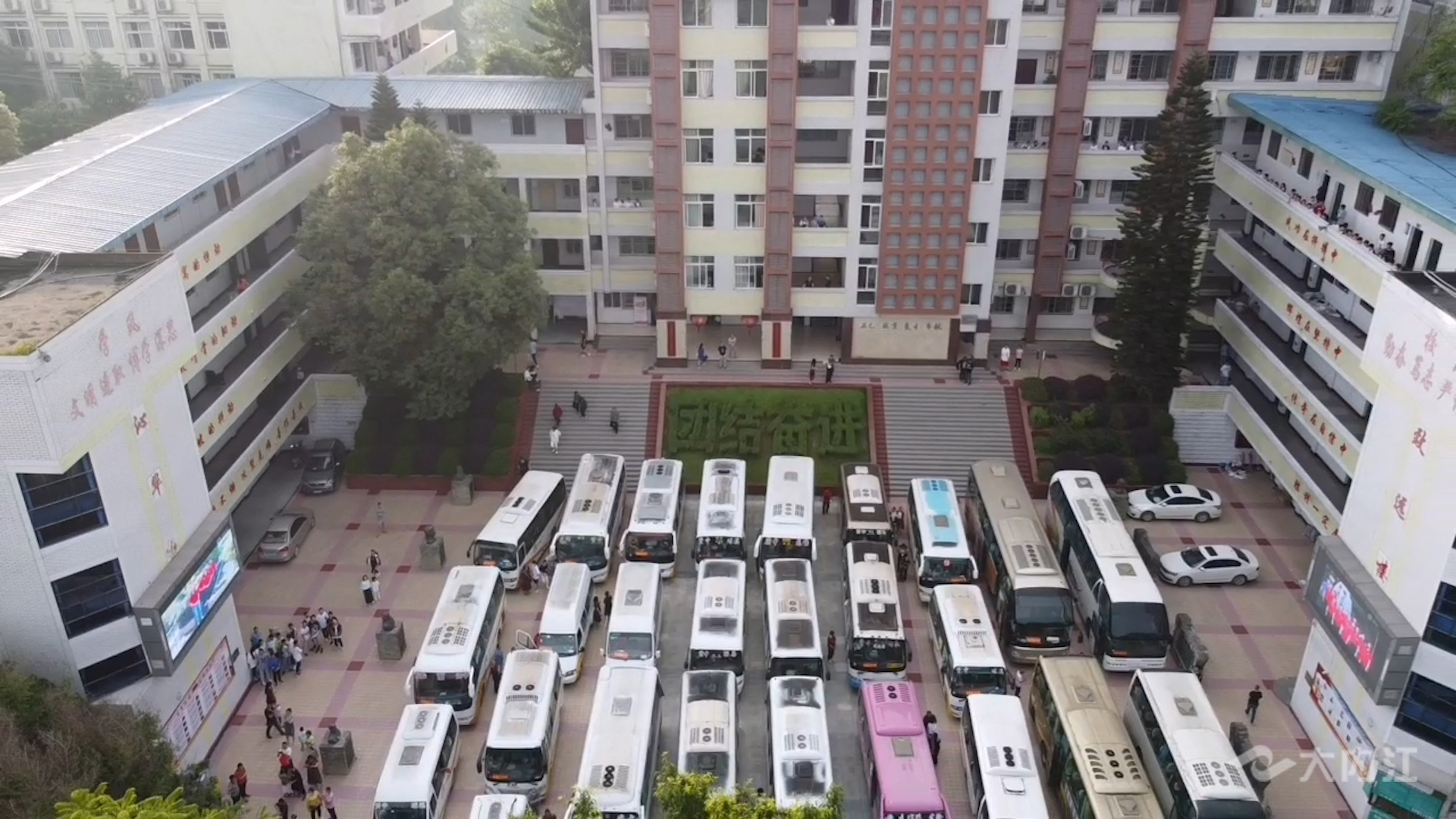 286258_1622945188830808.jpg 3.jpg