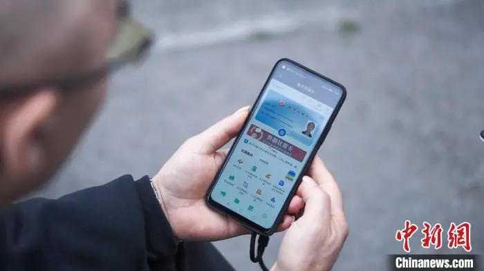 图为重庆市民使用电子社保卡办理业务。 陈鑫 摄 图片